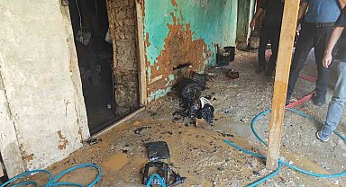 Kovada yakılan kağıtlar tekrar alevlendi, yangın eve sıçramadan söndürüldü