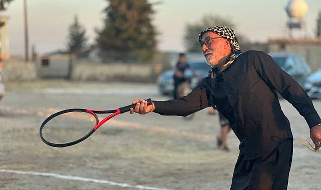 Köylülerin toprak kortta tenis keyfi