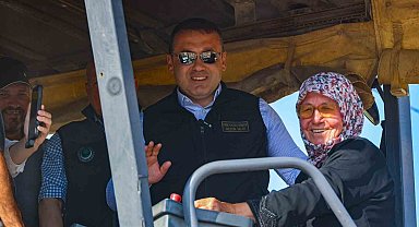 Köyünün sıcak asfaltını 73 yaşındaki Emine teyze döktü