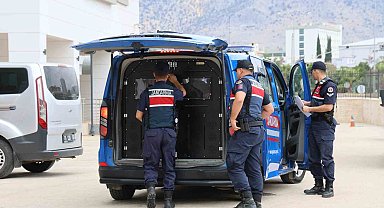 Kozan'da 'yağma' suçundan aranan firariler jandarma operasyonu ile yakalandı