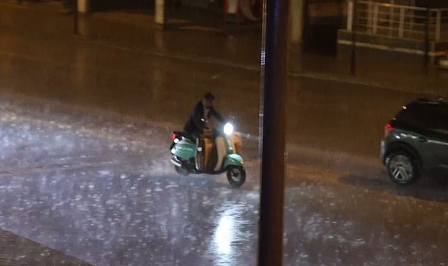 Kozan'da aniden bastıran sağanak sürücülere zor anlar yaşattı