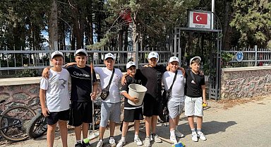 Küçük yüreklerden büyük vefa: Şehitliği temizleyip güllerle donattılar