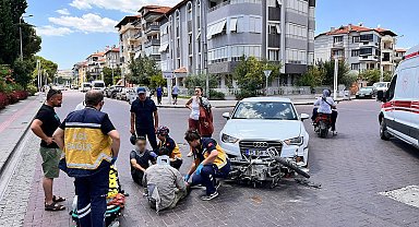 Kula'da otomobil ile motosiklet çarpıştı: 2 yaralı