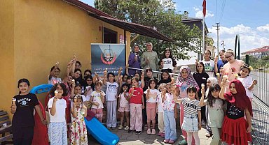 Kur'an Kursunda eğitim gören çocuklara dondurma ikramı