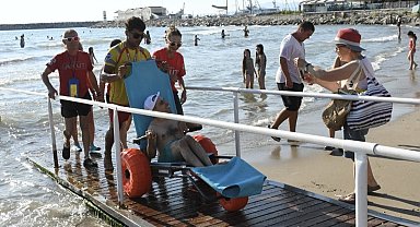Kuşadası'nda engelsiz plaj uygulamasıyla deniz keyfi herkes için erişilebilir oldu