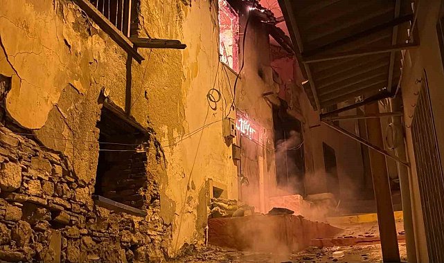 Kuşadası'nda gece yarısı korkutan yangın: Yanlış parklar itfaiyeyi geciktirdi