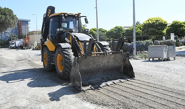 Kuşadası'nda sıcak asfalt çalışması