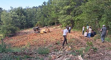 Kütahya'da devrilen traktörün altında kalan çiftçi hayatını kaybetti