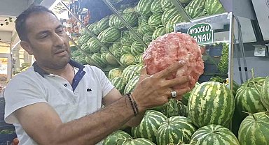 Kütahyalı manavın eliyle karpuz soyma videosu sosyal medyada viral oldu