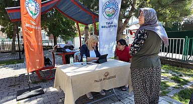 Kütüphane geziyor, çocuklar hem okuyor hem eğleniyor