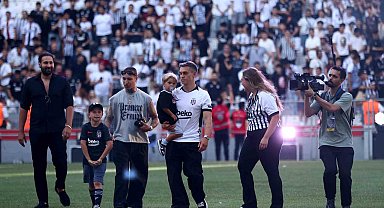 Leandro Trossard, 20 bin taraftarın önünde imzayı attı