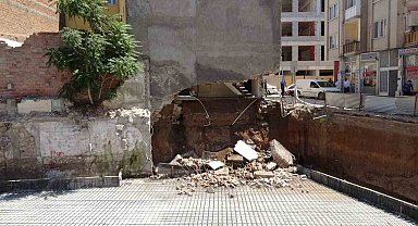 Malatya'da göçük sonrası mühürlenen apartmandan kopan parçalar paniğe neden oldu