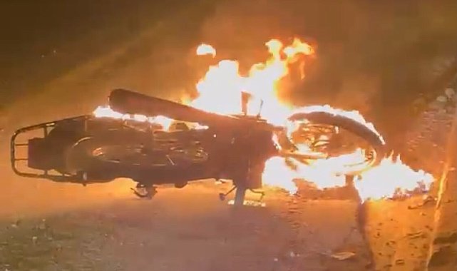 Malatya'da seyir halindeki motosiklet alev alev yandı