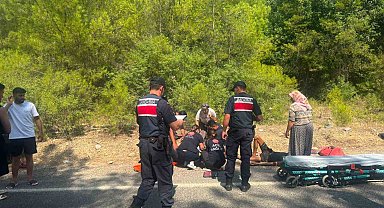 Manavgat'ta römork üzerindeki botlar devrildi: 3 yaralı