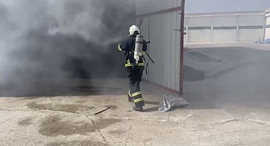 Mardin'de bir depoda çıkan yangında iş makinesi yandı