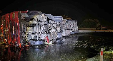 Mardin'de bitkisel yağ yüklü kamyonet devrildi