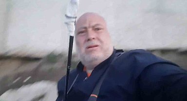 Meriç Nehri'nde yakaladığı 30 kiloluk yayın balığını nehirde oltası ile gezdirdi