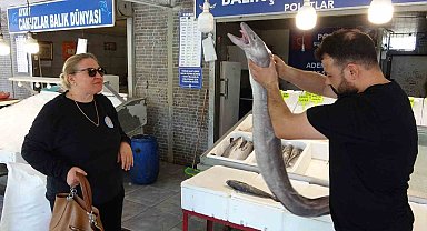 Mersin'de dev yılan balığı tezgahta ilgi odağı oldu