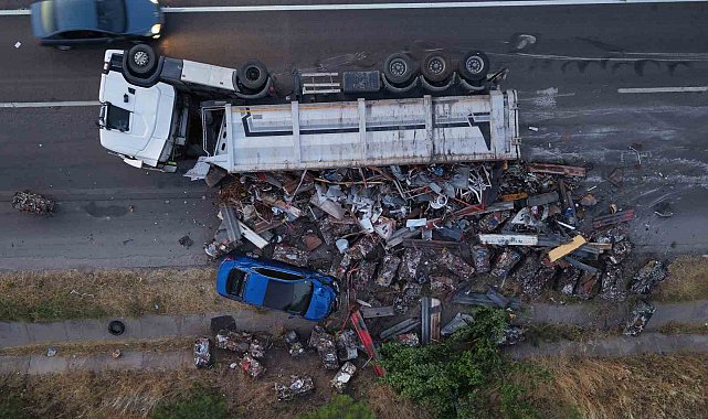 Metal yüklü tır yola devrildi: Karı-koca faciadan son anda kurtuldu