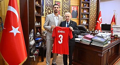 MHP Lideri Bahçeli, milli futbolcu Demiral'ı kabul etti