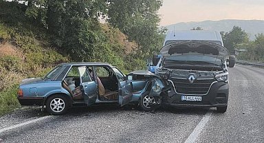 Minibüs ile otomobil çarpıştı 2 yaralı