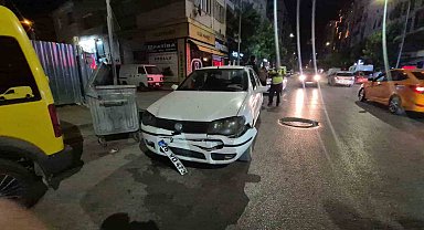 Minibüs sürücüsü para sayarken önündeki araca çarptı: 1'i çocuk 2 yaralı