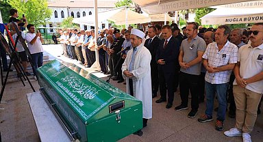 Muğla Valisi Akbıyık, şehit babasını son yolculuğuna uğurladı