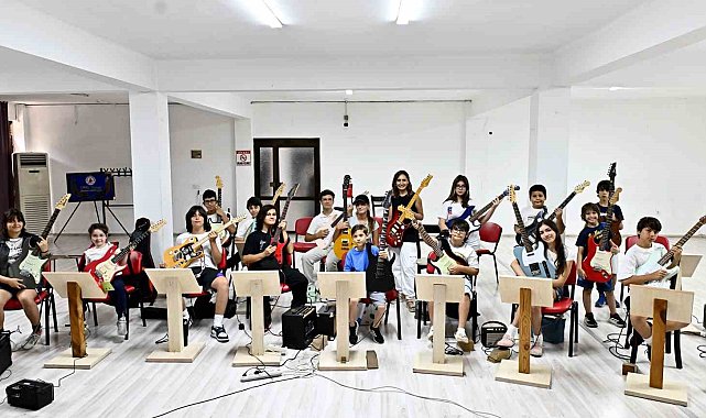 Muratpaşa'da gitarın dört haline çocuklar ve gençlerden ilgi