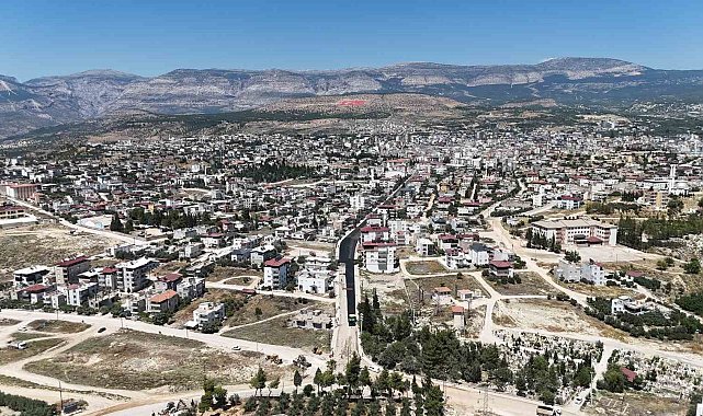 Mut'ta yağışın bozduğu yollar yenilendi
