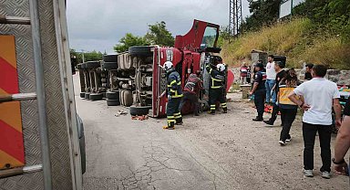 Niksar'da kamyonet devrildi: 3 yaralı