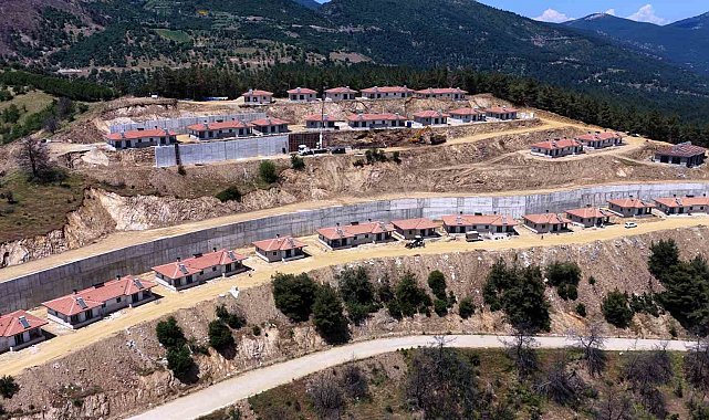 Ödemiş'te yangında zarar gören konutlar yeniden yapılarak sahiplerine teslim ediliyor