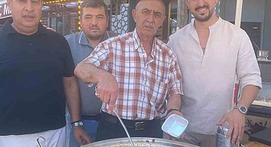 Odunpazarı esnafı vatandaşlara aşure ikram etti