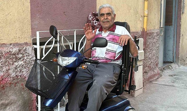 Oğlunun akülü tekerlekli sandalyesini yaktığı babaya akülü araç hediye edildi