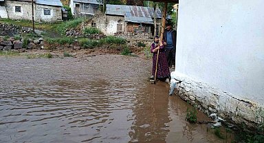 Oltu'da sağanak yağış sele dönüştü: Ev ve bahçeleri su bastı