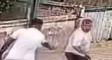 Önce yumrukladı, sonra bacaklarından vurdu: O anlar kamerada