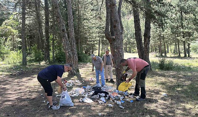 Ormana atılan cam şişeler hayrete düşürdü: Duyarsız kalmayan vatandaşlar tek tek topladı