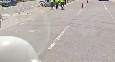 Orta refüje saplanan iki araç bariyerlerin arasında sıkıştı