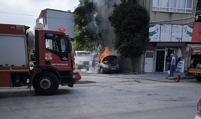 Osmaniye'de park halindeki hafif ticari araç yandı