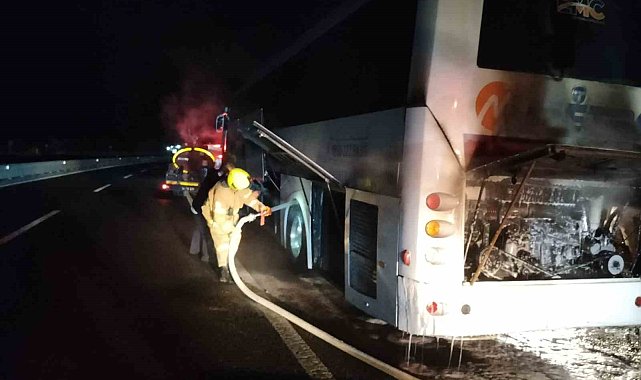 Otobüs seyir halinde alev aldı.