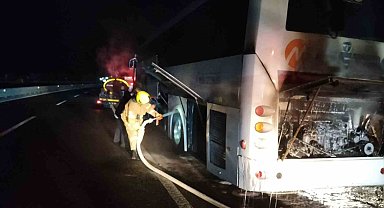 Otobüs seyir halinde alev aldı.