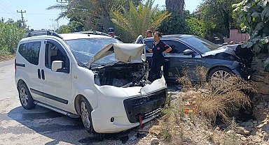 Otomobil ile hafif ticari araç kafa kafaya çarpıştı: 1 yaralı