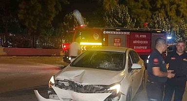 Otomobil ile motosiklet kafa kafaya çarpıştı