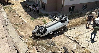 Otomobil sitenin bahçesine düştü