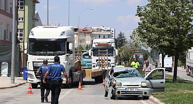Otomobil tıra arkadan çarptı: 1'i ağır 3 yaralı