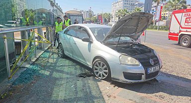 Otomobil tramvay istasyonuna çarptı: 3 yaralı