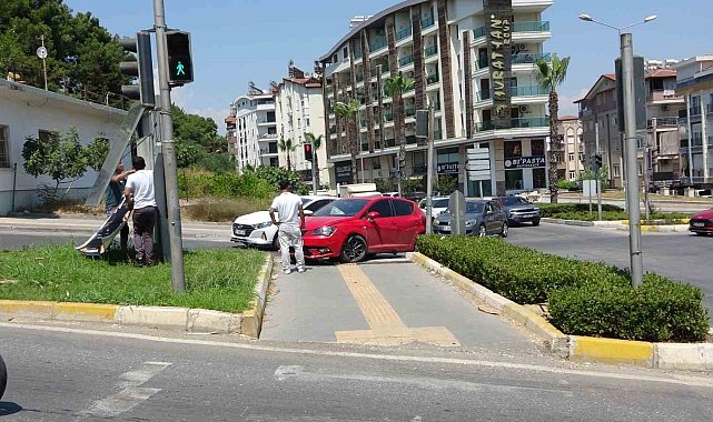 Otomobil yaya geçidine çıktı, 2 kişi yaralandı