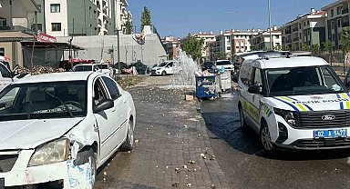 Otomobil yer üstü yangın hidrantını devirip geçti