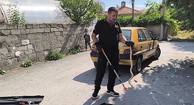 Otomobilin altına giren yılan itfaiye ekiplerince çıkarıldı