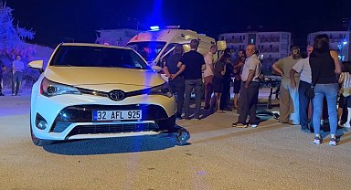 Otomobille çarpışan motosiklet kontrolden çıkınca yol kenarındaki çocuğa çarptı