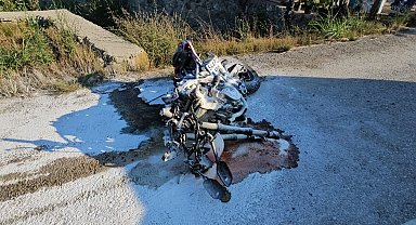 Otomobille çarpışan motosiklet parçalandı: 2 yaralı